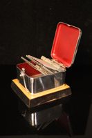 Présentoir à 24 fines cigarettes dans une boîte en métal. (photo 2)