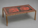 une image représentant une table ornée d'un motif rouge et noir