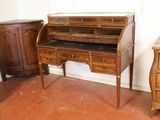 un petit bureau avec un plateau en marbre dans une pièce