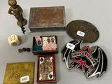 un grand nombre d'objets posés sur une table
