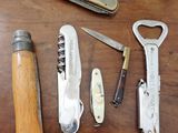 de nombreux types de couteaux et d'outils posés sur la table