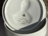 un bol blanc posé sur une assiette blanche