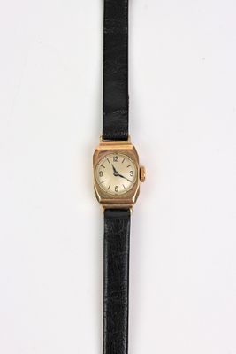 gros plan d'une montre sur une surface blanche