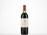 une bouteille de vin rouge posée sur une table