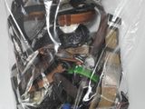 un sac contenant divers articles, dans un sac en plastique
