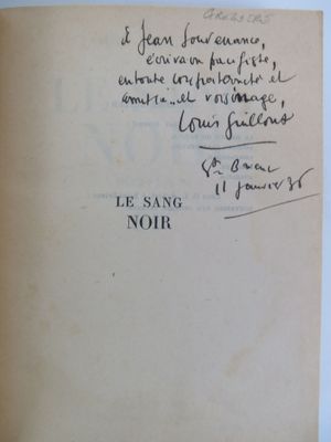 un livre ouvert sur lequel est posée une lettre manuscrite