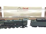 un train miniature exposé dans une boîte en bois