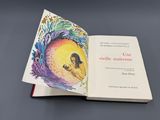 un livre ouvert sur lequel figure une femme