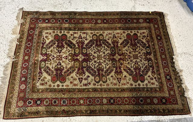 Tapis. 186 x 130 cm. A nettoyer 