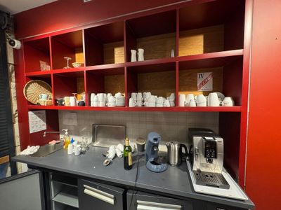 un comptoir sur lequel se trouvent un ordinateur portable et une cafetière