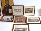 de nombreuses images encadrées de Jésus et d'autres objets religieux