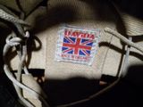 un gros plan d'une chaussure ornée d'un écusson représentant le drapeau britannique