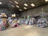 de nombreux sacs poubelles dans un grand entrepôt