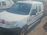 une camionnette blanche à rayures rouges garée sur un parking