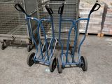 trois caddies qui se trouvent dans un entrepôt