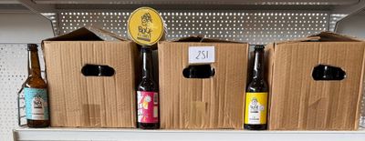 Des bouteilles de bière sont alignées sur une étagère dans un magasin