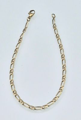 un collier à chaîne en or avec un maillon sur fond blanc