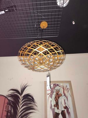 une lampe suspendue au plafond de la pièce