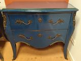 une commode bleue dans une pièce aux murs orange