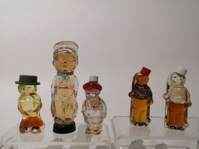 de nombreuses figurines en verre exposées sur une étagère transparente