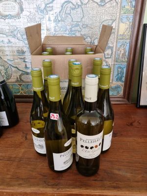 plusieurs bouteilles de vin sont alignées sur une table en bois