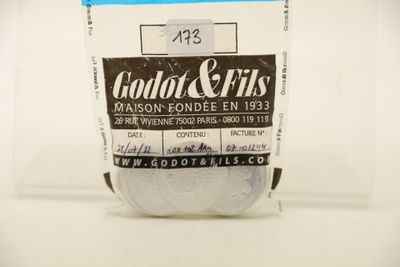 un sachet de cotons posés sur une table