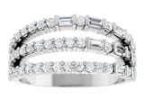 gros plan d'une bague en diamant sur fond blanc