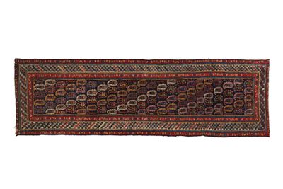 un long tapis coloré avec un motif