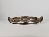 une assiette en argent ornée d'un motif ondulé