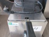 une petite friteuse avec un panier au-dessus