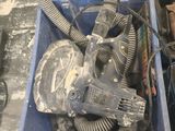 une boîte bleue posée par terre et remplie d'objets divers