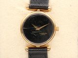 une image d'un gros plan d'une montre-bracelet sur un oreiller