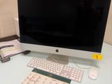 un ordinateur sur un bureau avec un clavier et une souris