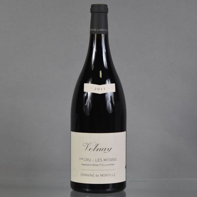 une bouteille de vin posée sur une table à côté d'une bouteille de vin