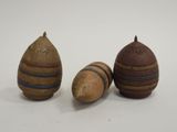 trois pièces de poterie posées les unes à côté des autres sur une surface blanche