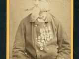 une vieille photo en noir et blanc d'un homme barbu et moustachu