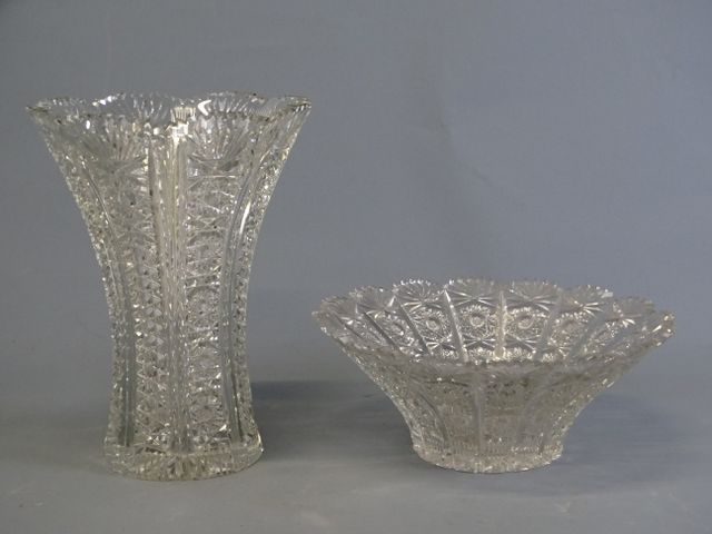 Coupe et vase en cristal taillé. D coupe : 30. H vase : 30