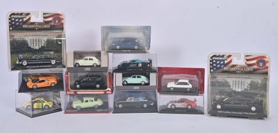 un grand nombre de voitures-jouets dans une vitrine