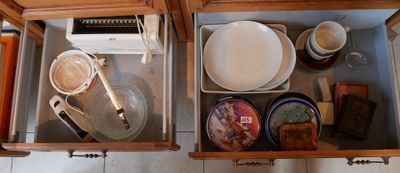 de nombreuses assiettes et tasses dans le tiroir d'une cuisine