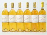 six bouteilles de vin blanc sont alignées