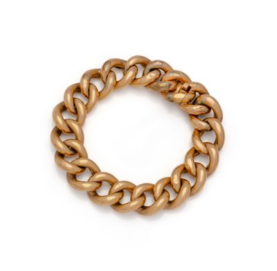 une image d'un bracelet en or sur fond blanc