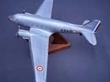 une maquette d'avion posée sur une table