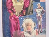 une photo d'une poupée Barbie astronaute dans sa boîte