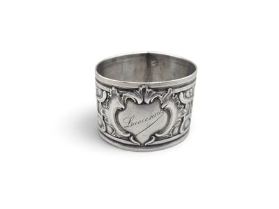 une image représentant une bague en argent ornée d'un cœur