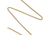 un collier en or avec une chaîne sur fond blanc