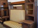 un canapé situé à côté d'une bibliothèque dans une pièce