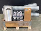 une caisse en bois remplie de différents types de conduits