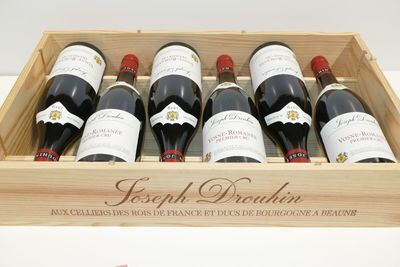 six bouteilles de vin dans un coffret en bois sur une table
