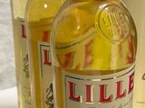 plusieurs bouteilles d'alcool sont alignées sur une table