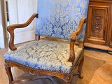 une chaise qui se trouve au milieu d'une pièce